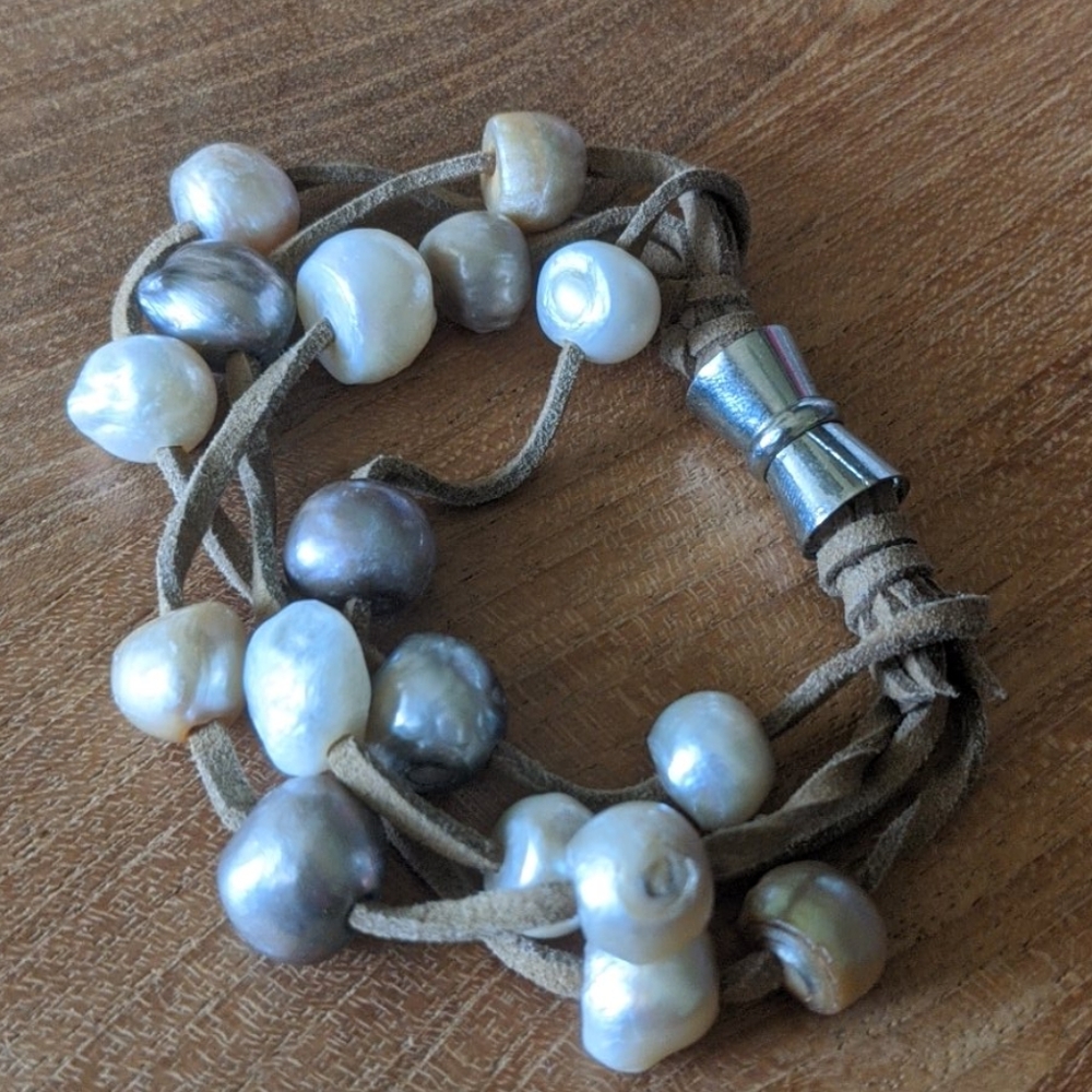 Baroque pearl and leather bracelet